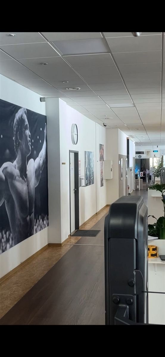 Flur im Fitnessstudio mit Wandbild