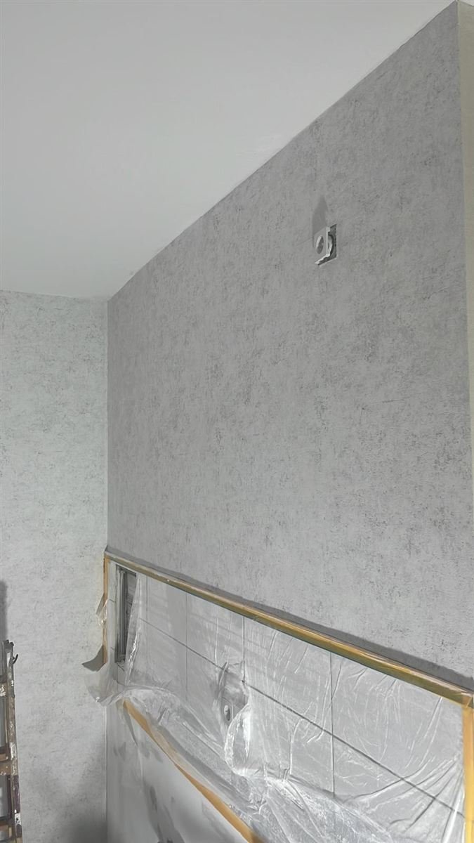 Tapezierte Wand, grau strukturiert