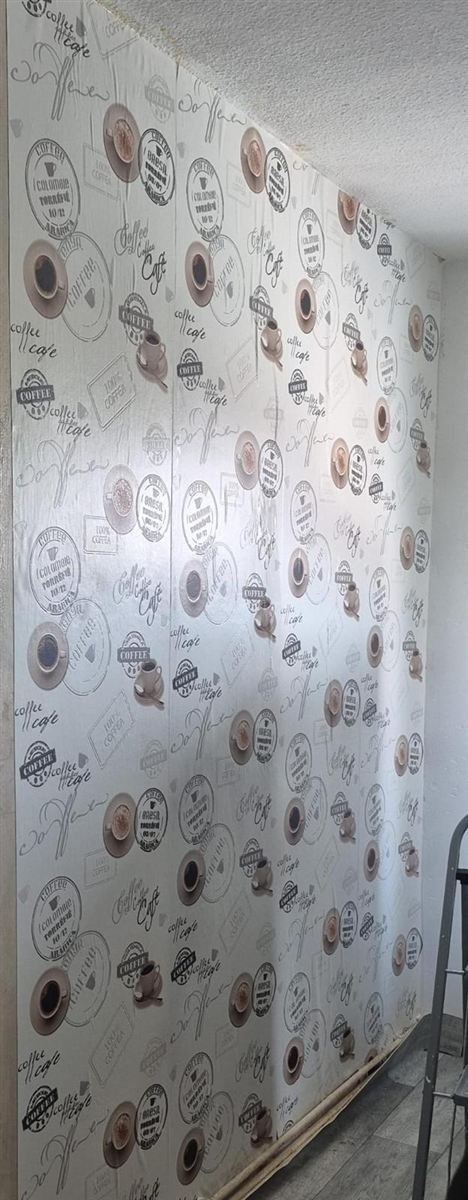 Tapezierte Wand mit Kaffee-Motiv