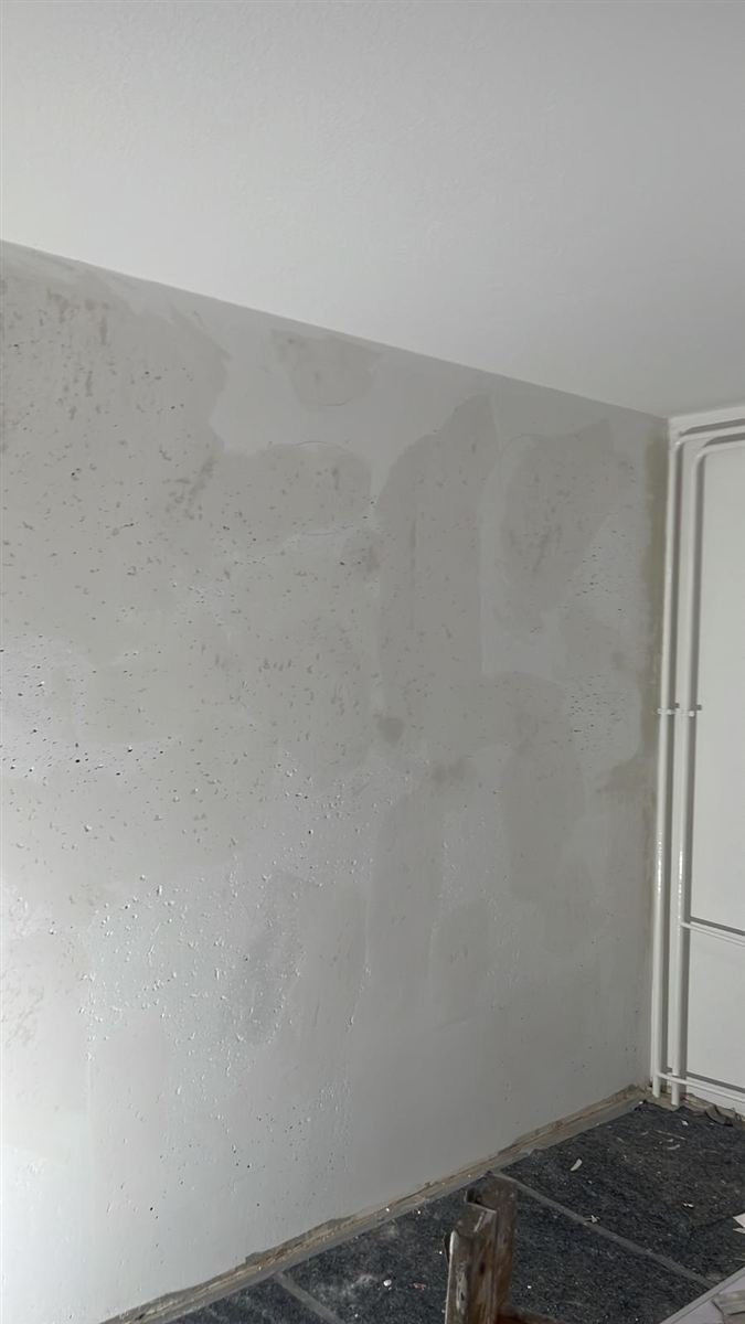 Wand vor dem Tapezieren, verspachtelt