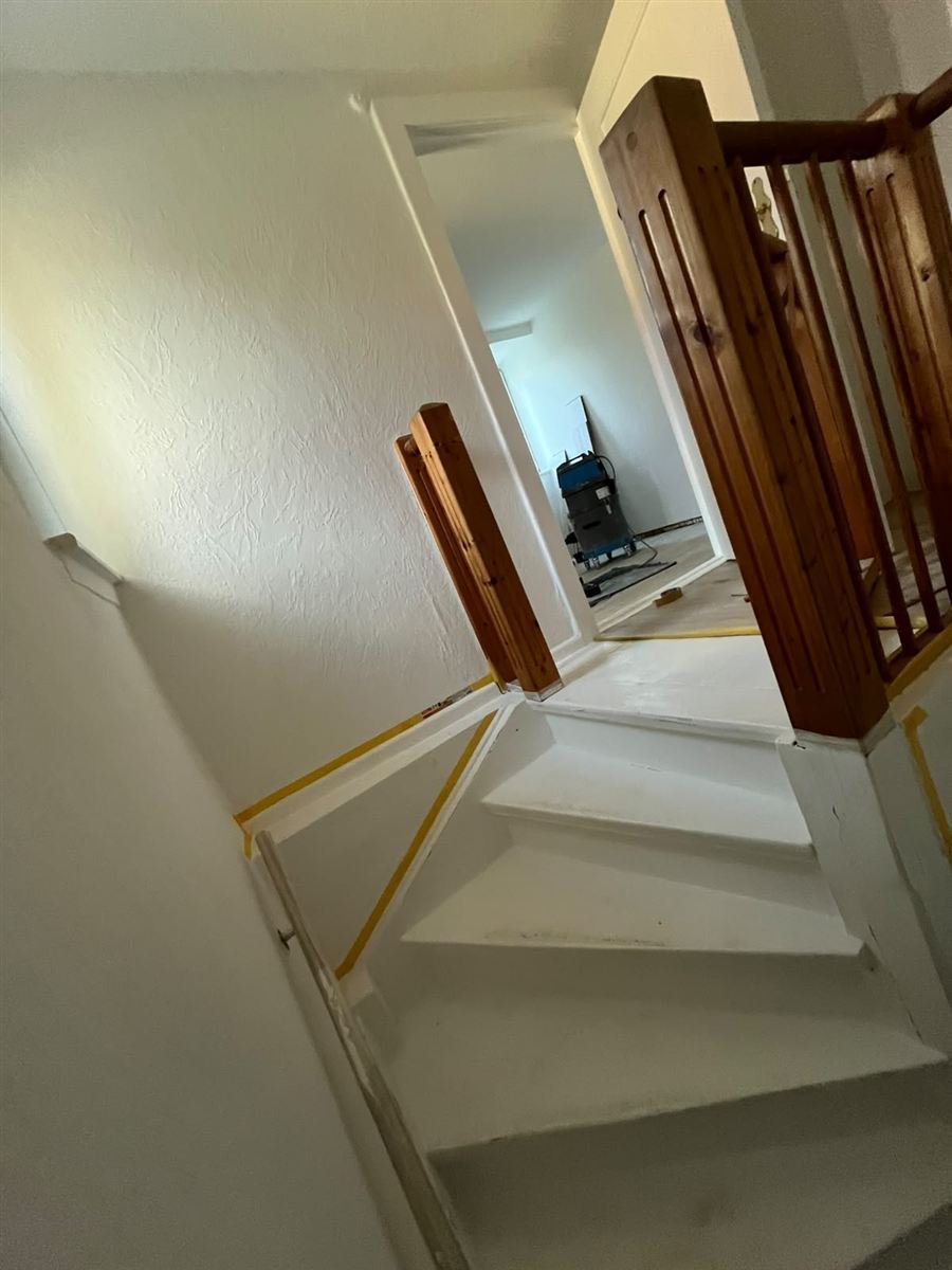 Treppenhaus, frisch weiß gestrichen